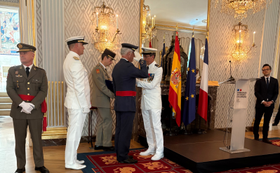 le capitaine de vaisseau  Pierre Alzuyeta décore le Général Juan Pablo Sánchez de Lara dans l’Ordre National du Mérite