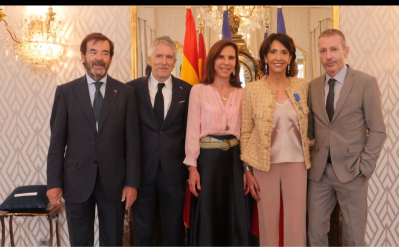 La nouvelle décorée bien entourée 