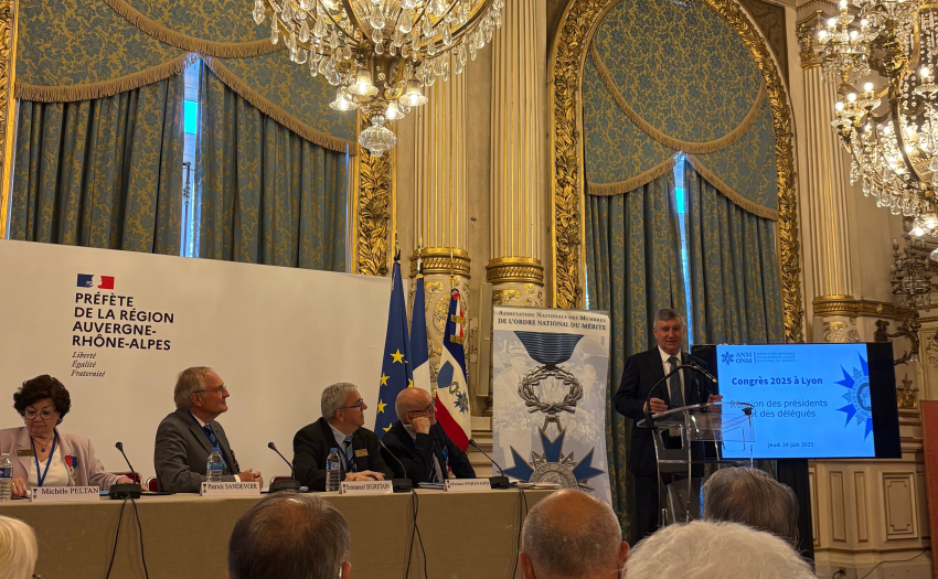 La Présidente de l'Espagne et la Présidente du Liban dans l'escalier d'honneur de la Préfecture du Rhône