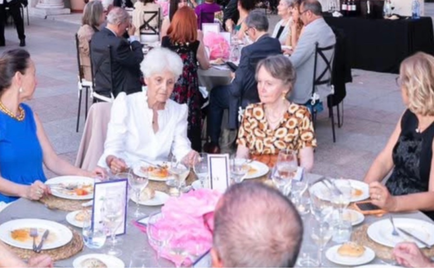 Les convives attablés